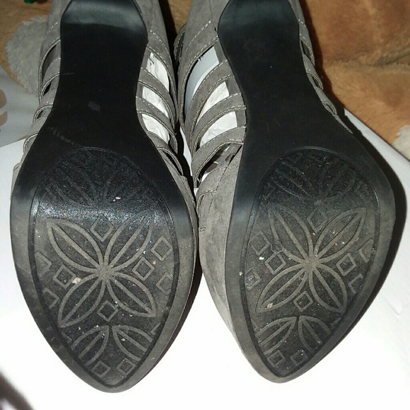 Shoes - Picture 2 of 6